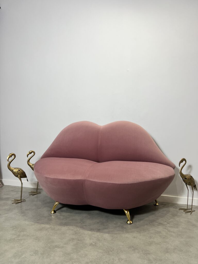 kiss waiting room sofa